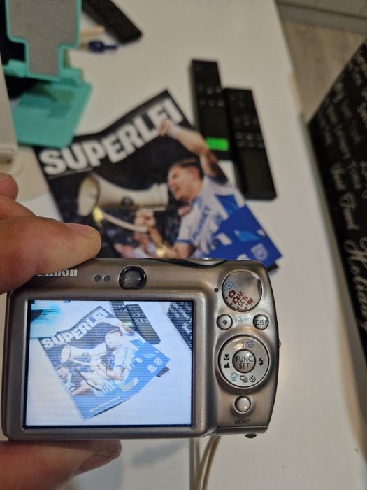 Camera foto digitala Canon cu dungi subțiri pe display