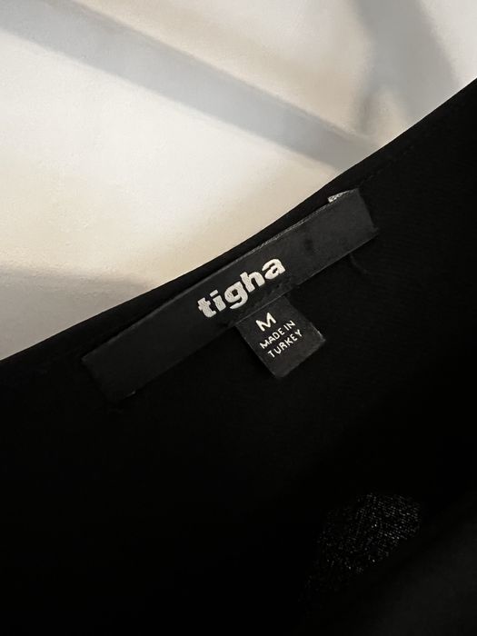 Salopeta neagră decoltată de la Tigha