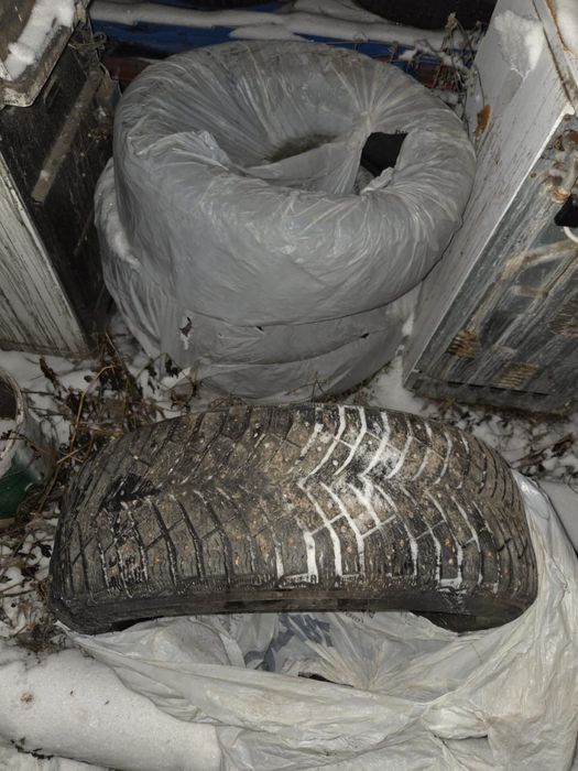 Продам зимние шипованные шины Michelin R18