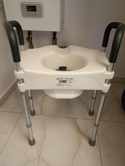 Inaltator WC cu patru picoare si suporti de brate