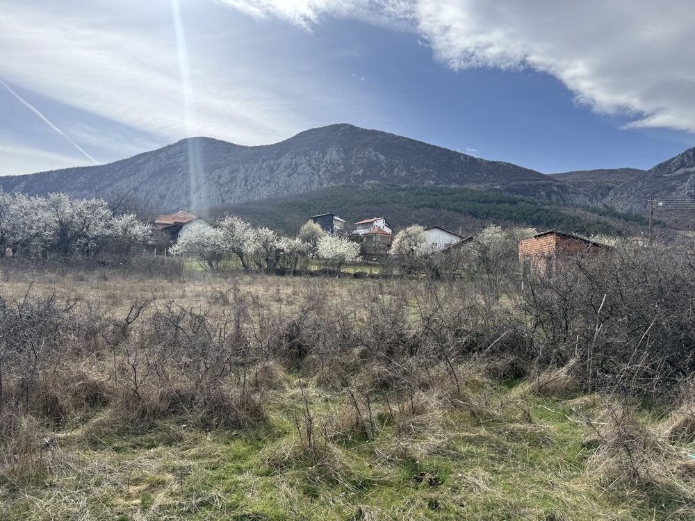 Продава се парцел в регулация в китното село Челопек