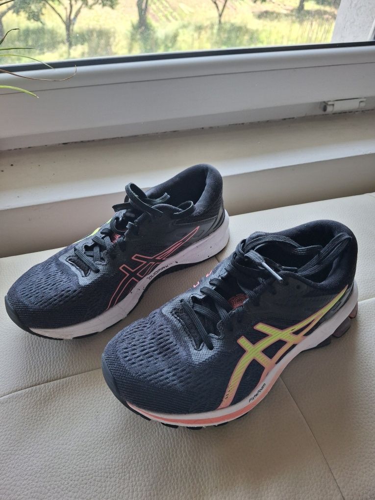 маратонки за момиче Asics 36 номер