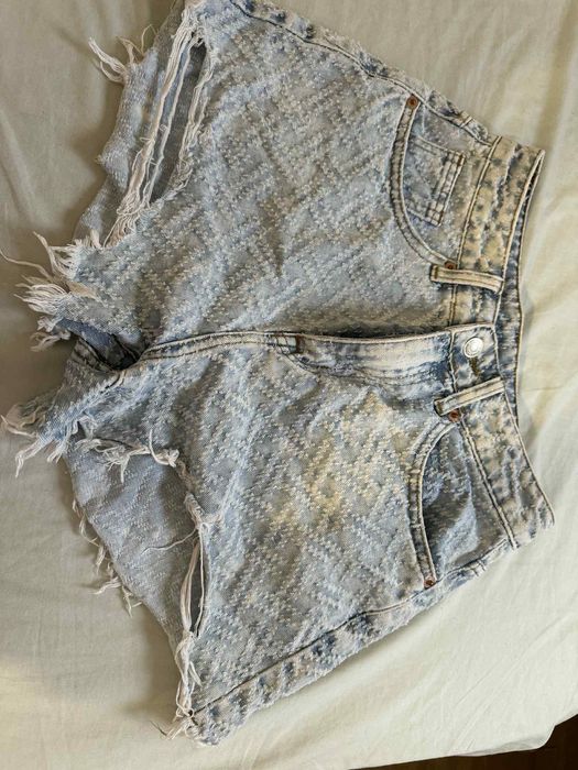 Неоново зелена пола-панталонки и дънкови панталонки