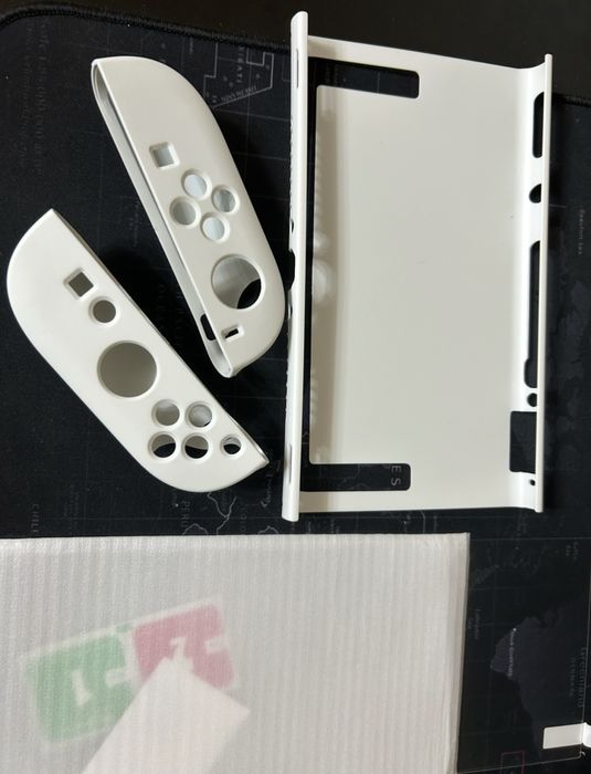 3 huse: 1 x Spigen 1 x Husa albastra 1 x Husa Nintendo Switch 2 alba