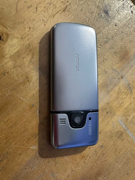 nokia 6700c de culoare argintie