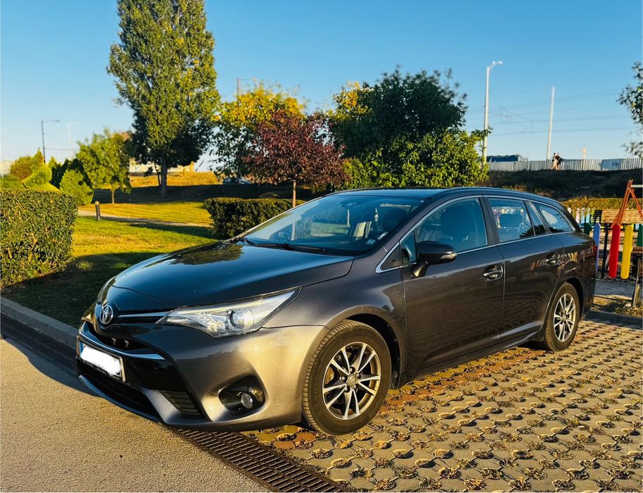 Тойота Авенсис комби 2016