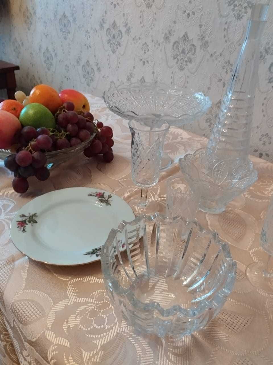 Хрусталь, фарфор, фужеры, тарелки, вазы.