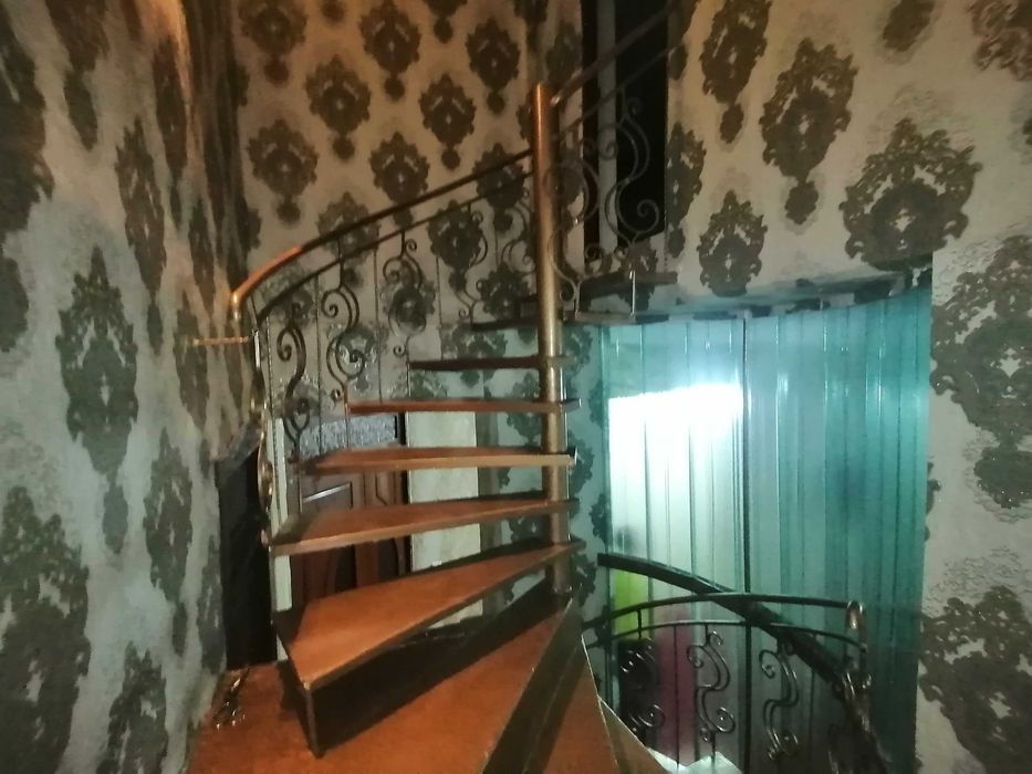 Ховли уй сотилади. 8 сотих, 8 хона.