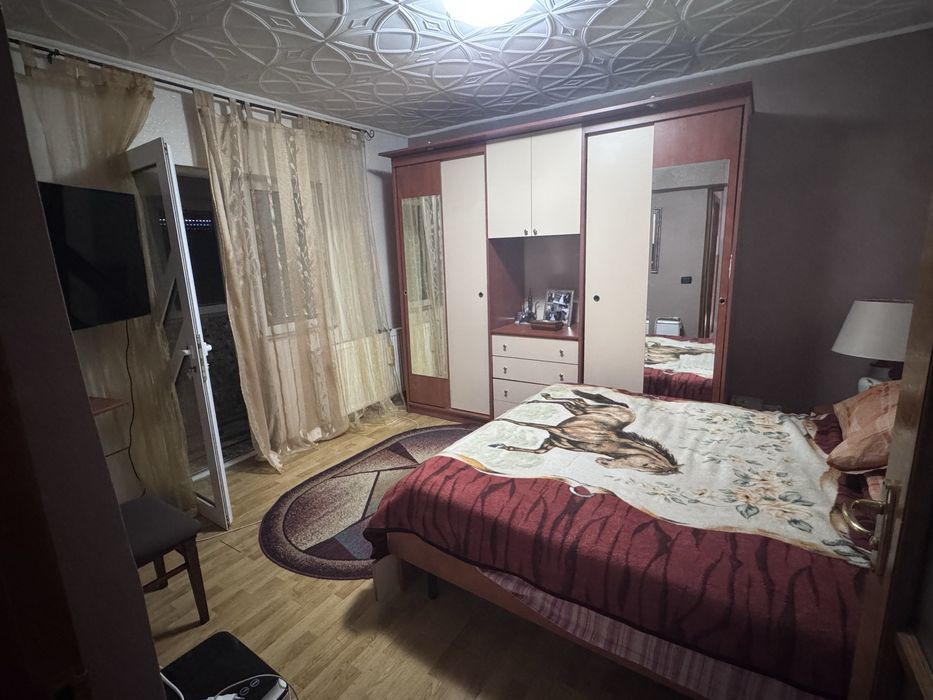 Inchiriez apartament cu 3 camere