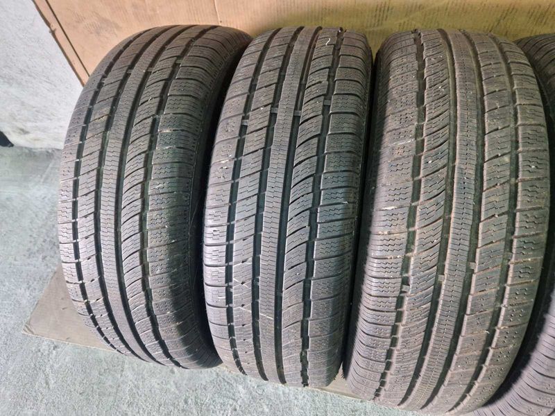 4 Ovation R17 235/65
зимни гуми 
DOT1122