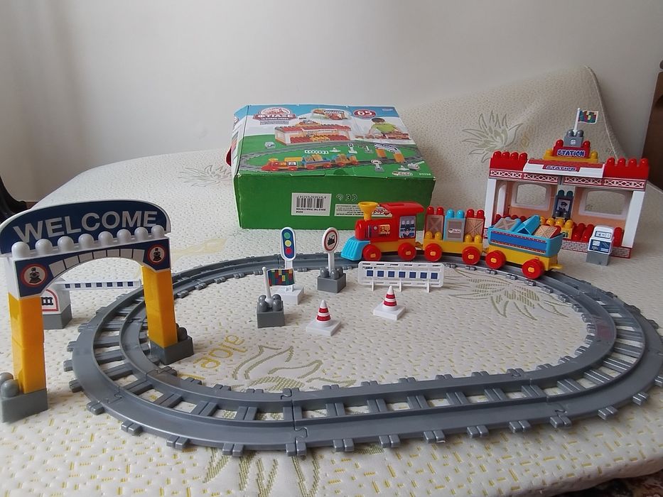 Set tren 65 piese - complet - aproape nou