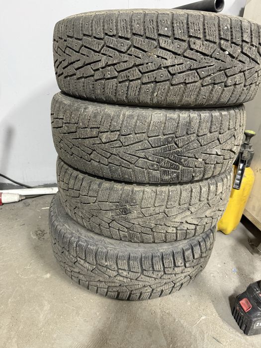 Продам комплект зимних колес 20000 за комплект.