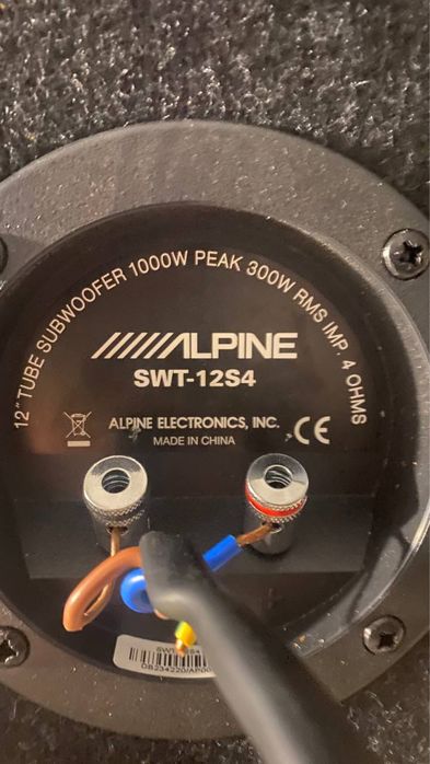 Бас каса Alpine с усилвател