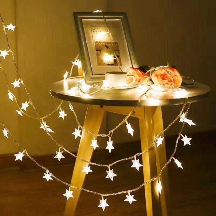 Светещи коледни LED лампички със звездички с щепсел.