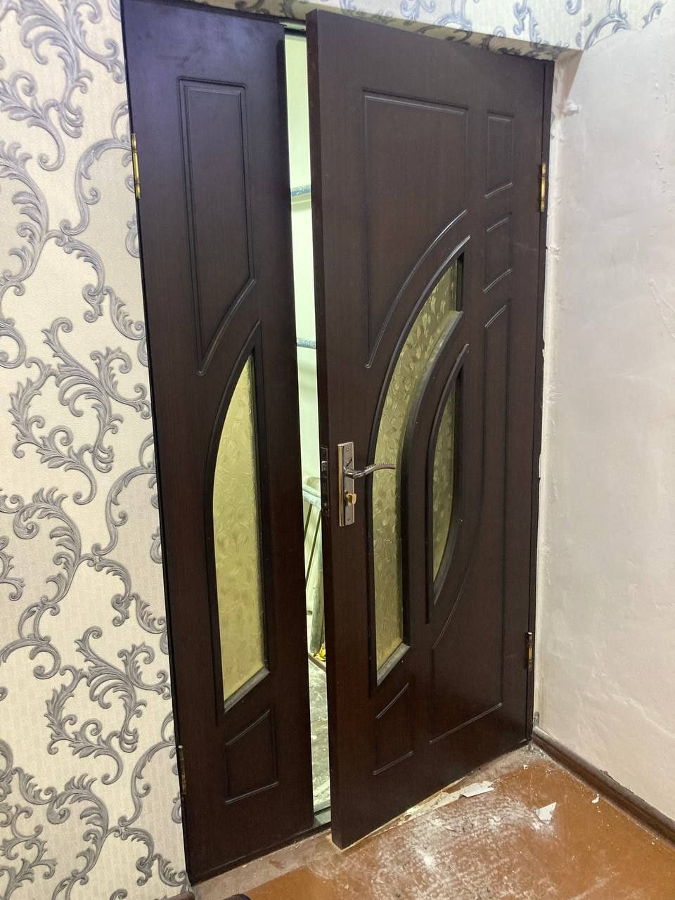 Eshiklar Bir (1) dona  o‘lchami: 110x200 sm, Uch (3) dona 80x200 sm