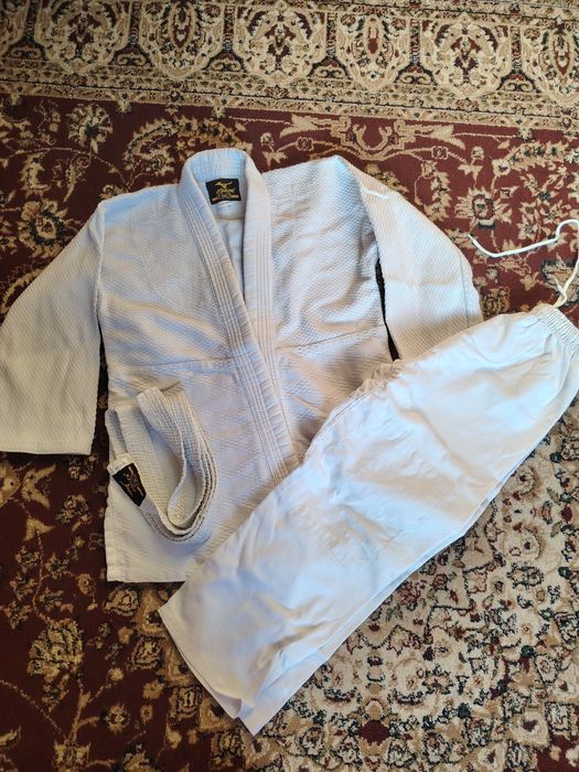 Спорттық кастюм сатылады