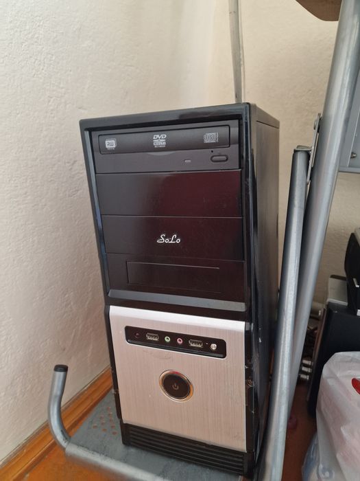 Компьютер со столом и креслом