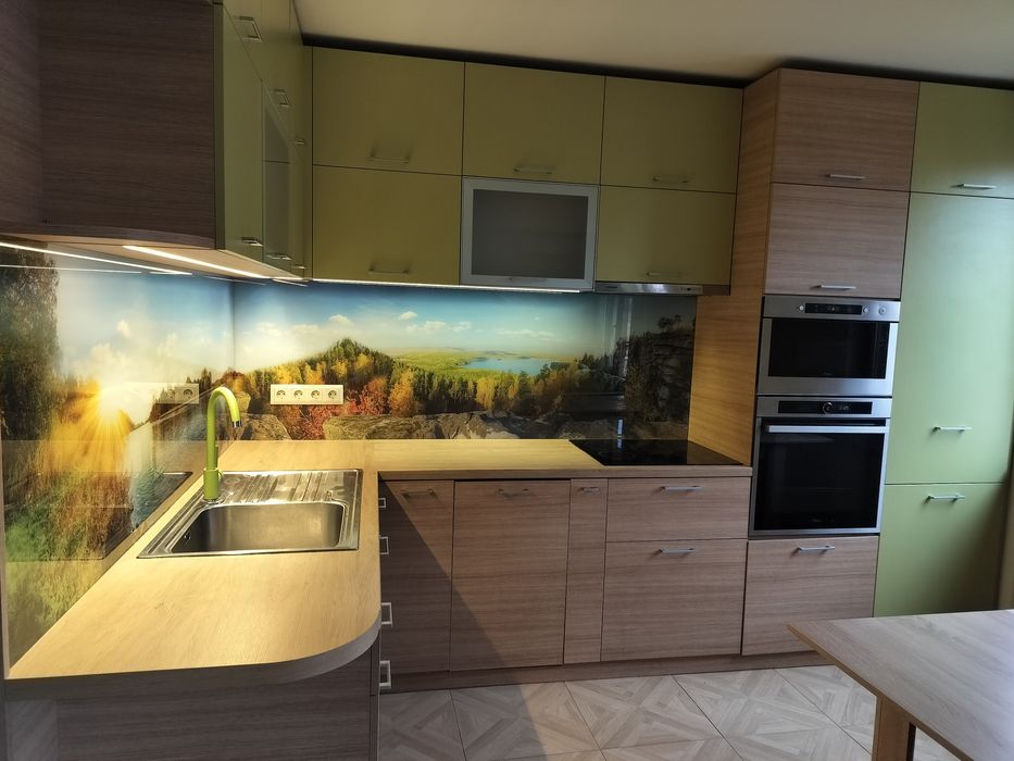 Ъглова кухня с вградени уреди