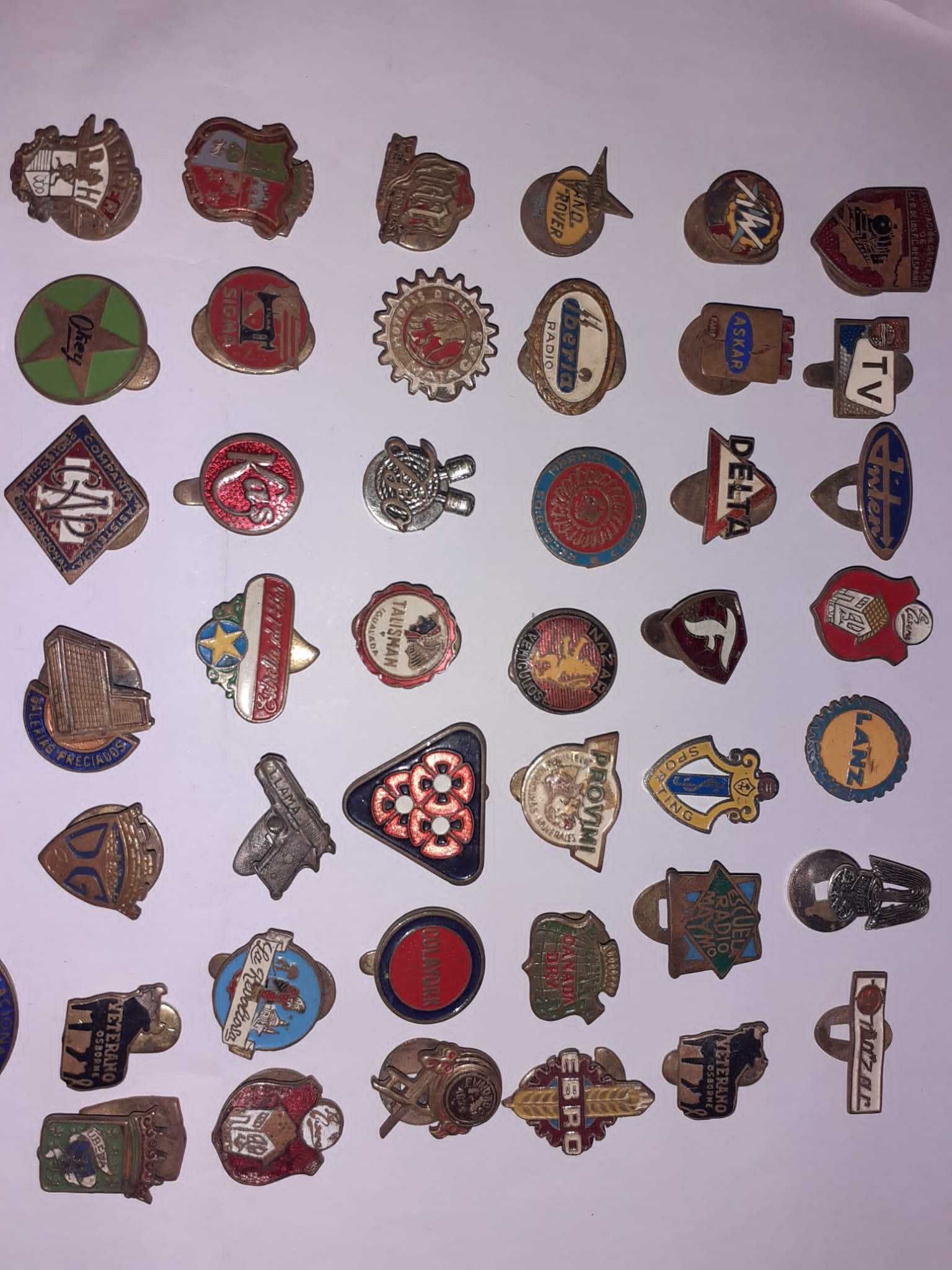Lot de 70 insigne vechi Spania