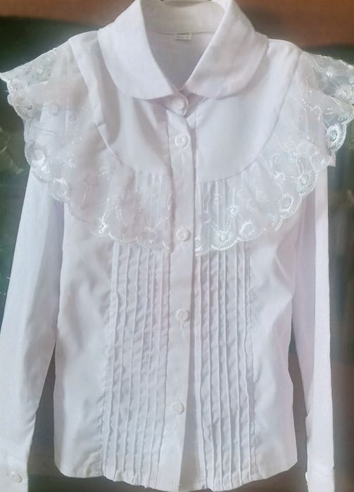 Продам блузки  белые  школьные на девочек
