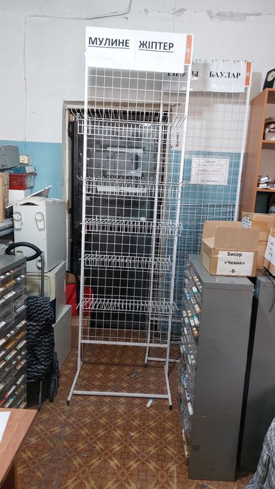 стенд напольный с крючками