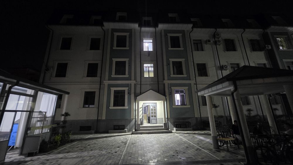 2xonali xonadon sotiladi, yangi xech km yashamagan. To'liq tamirlangan