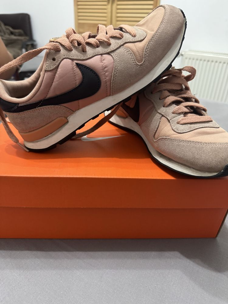 Adidasi Nike.