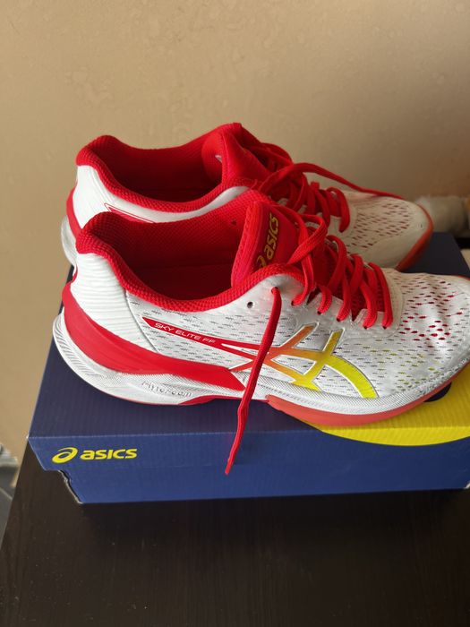 Маратонки Asics,без никакви забележки.Носени са веднъж