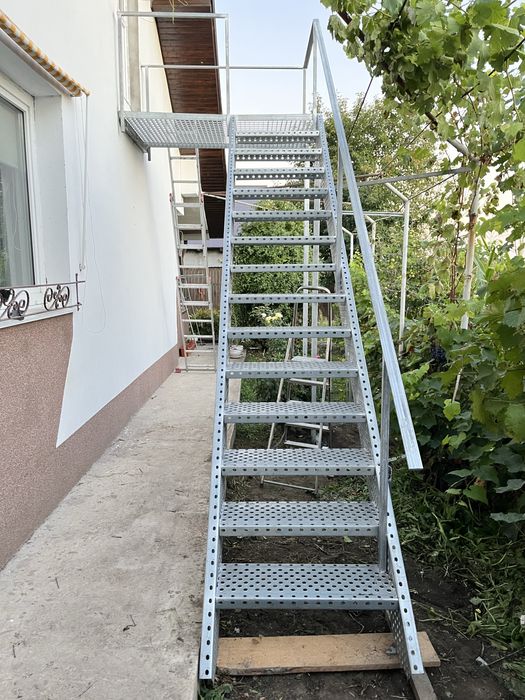 Scări metalice zincate