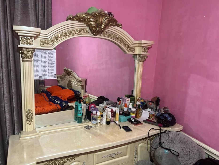 Спальный гарнитур+ горка. В хорошем состоянии, качественное