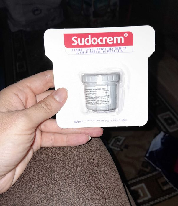 Set nou-nout: 2 biberoane anti-colici + 2 suzete + 3 sudocrem