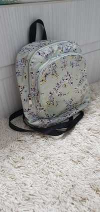 Rucsac Bershka marime medie