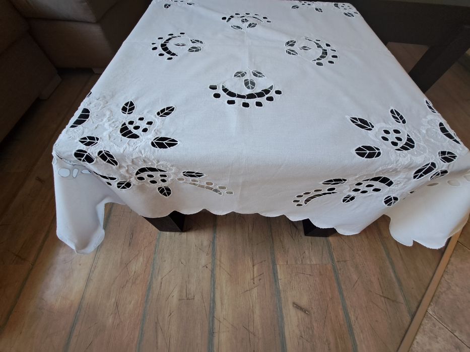 Памучна покривка с рязана бродерия
