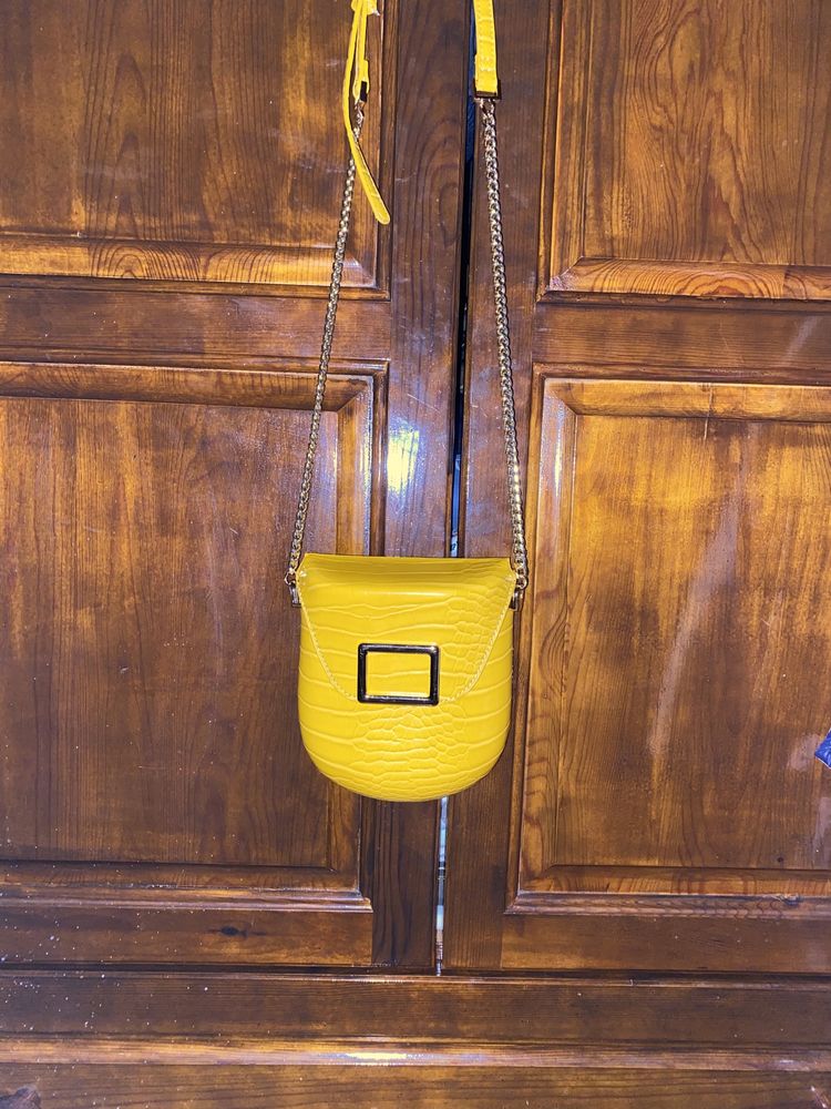 Жълта, малка, дамска чанта