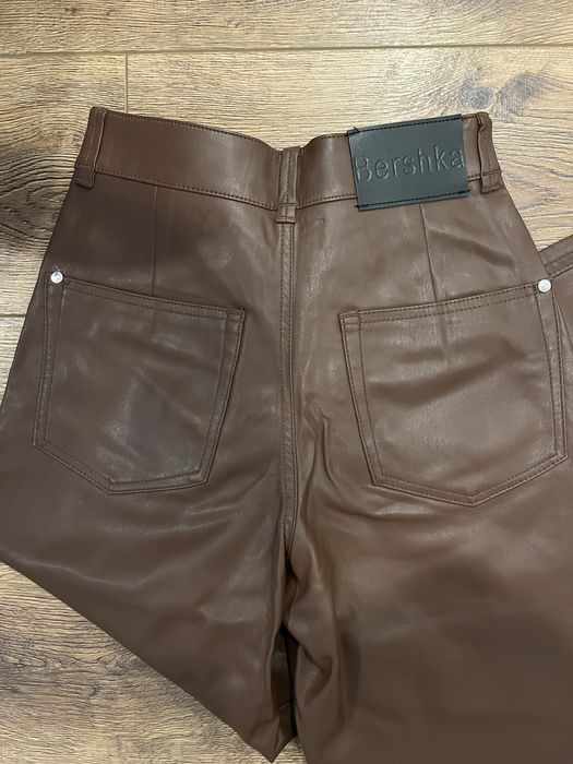 Кожен панталон Bershka