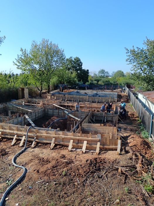 Construim case la rosu si cheie cu materiale