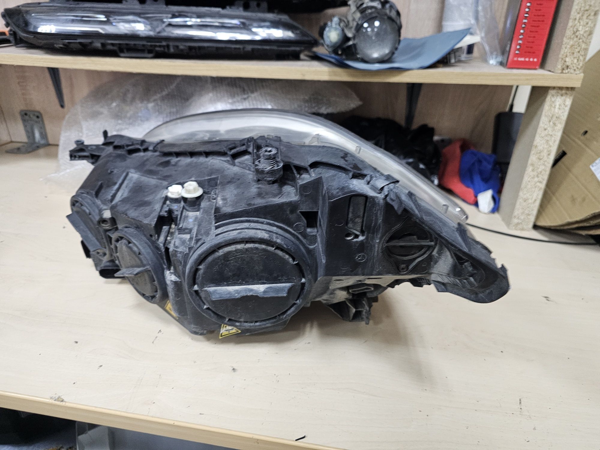 Десен фар Mercedes W221 Xenon десен фар мерцедес 221