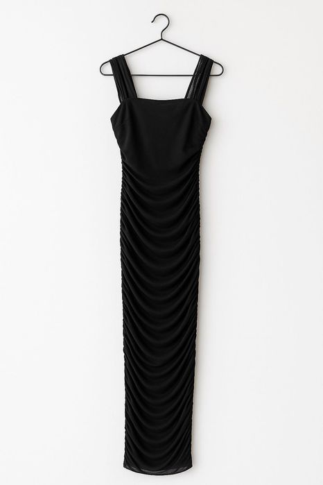 Черна рокля по тялото