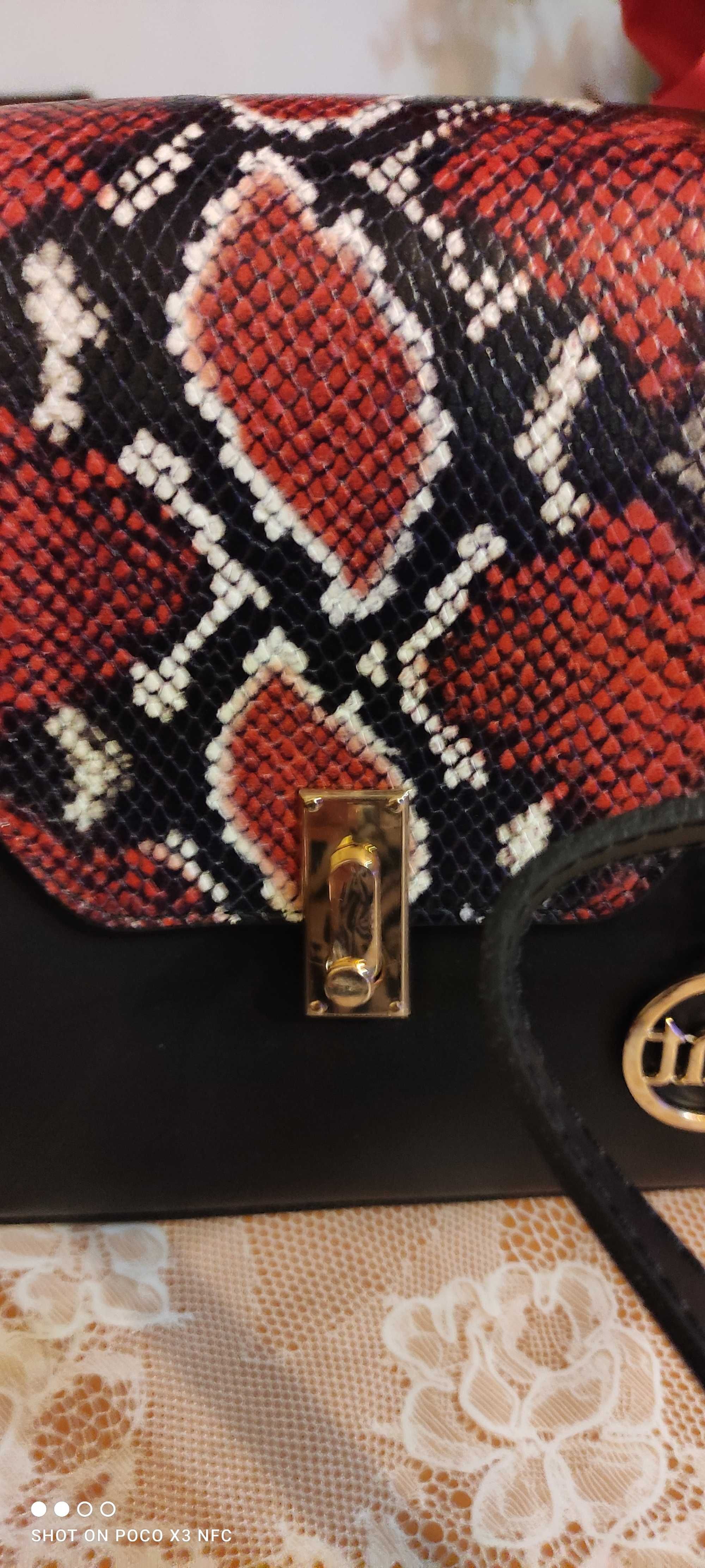 Чанта със змийски мотиви от Mia Tomazzi в червено и черно
