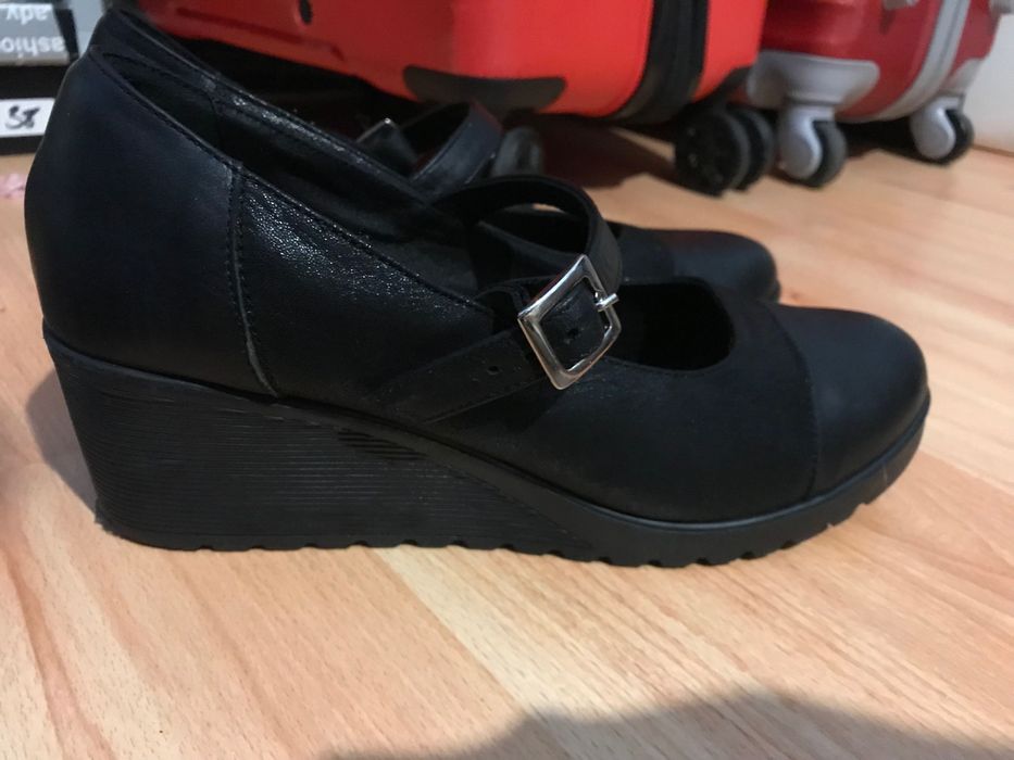 Сандал с дебел, нисък ток за 20 лв.- 40-ти номер.