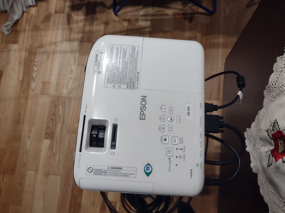 Videoproiector Epson EB-X41 cu suport de prindere și cabluri de 10 m