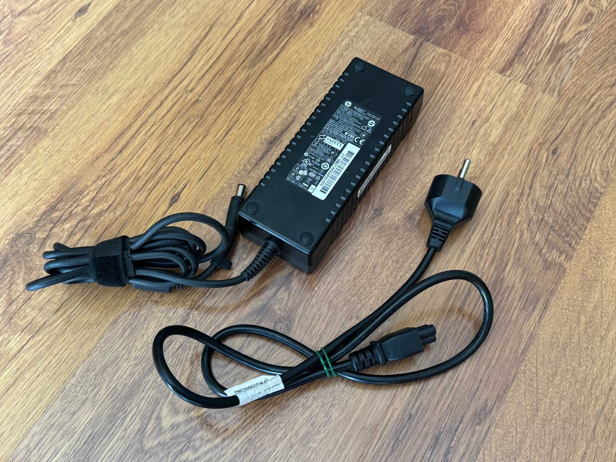 Оригинално Зарядно за лаптоп HP Compaq 19V 7.1A 135W  (7.5x0.7x5.0)
