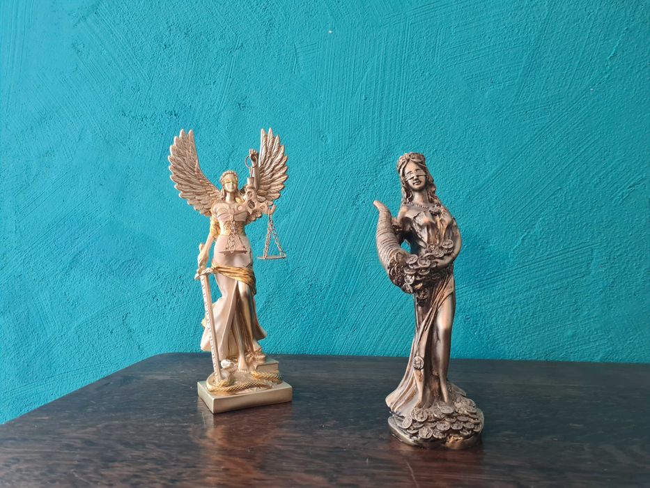 Статуетки на Фортуна и Темида