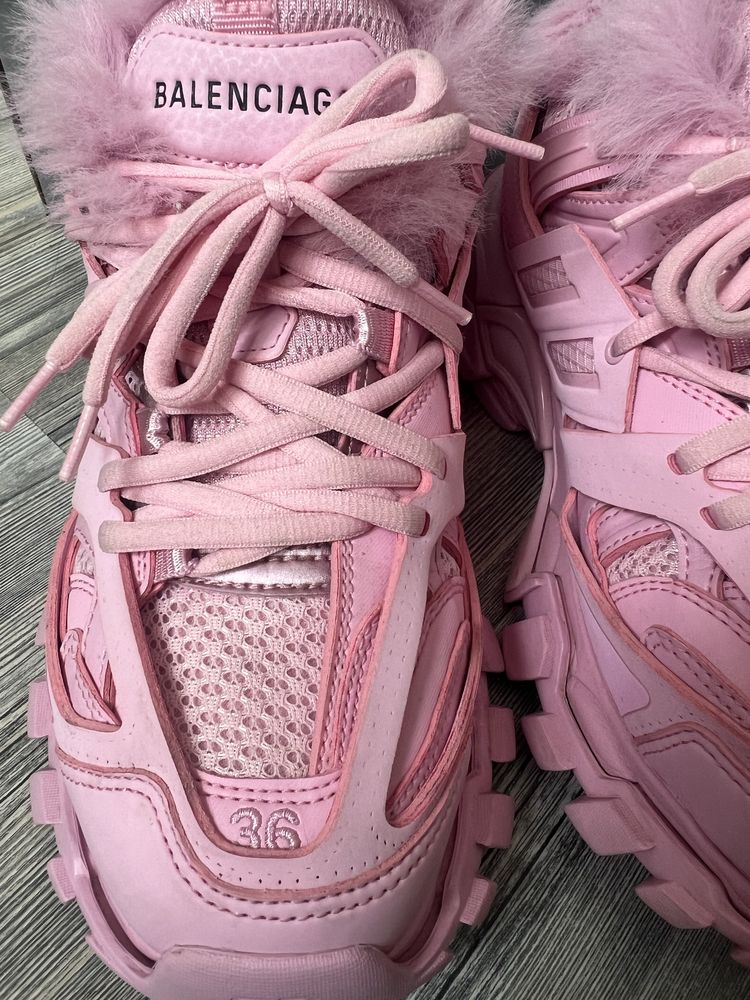 ОРИГИНАЛНИ Balenciaga Track кецове розови с пух