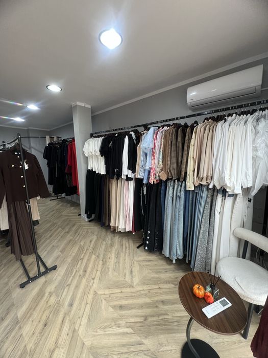 Afacere magazin de haine in Piața Mică