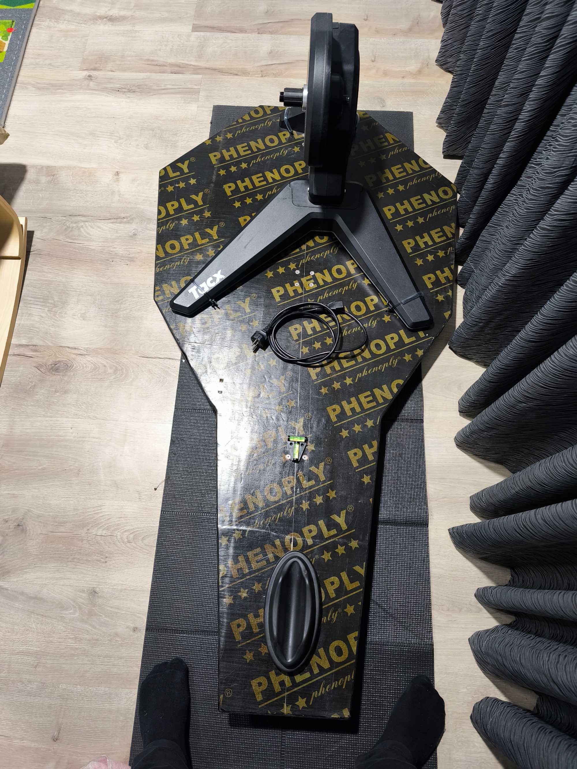 Tacx FLUX S Smart Trainer + Rocker Plate