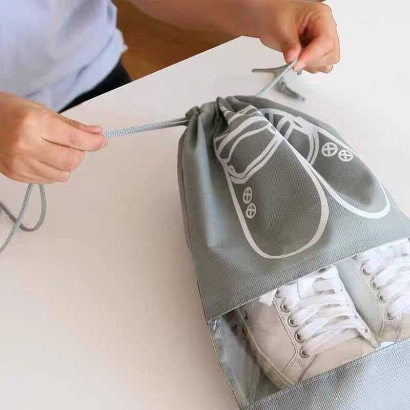 Geanta depozitare pantofi pentru calatorii inchidere cu snur 43x32 cm