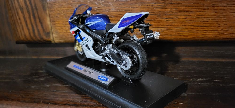 Macheta Suzuki GSX-R750 1:18 noua