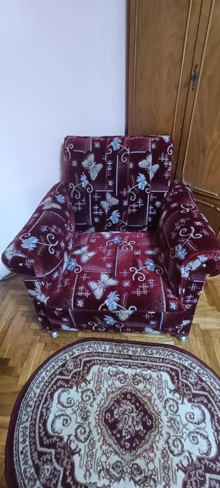 Canapea extensibila cu 2 fotolii are husa protecție!!