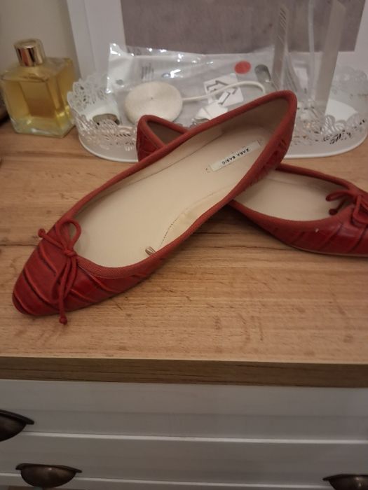 Pantofi din piele sintetica.